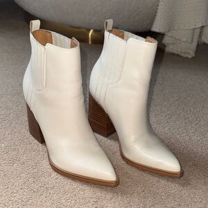 Marc Fisher white leather booties size 5m